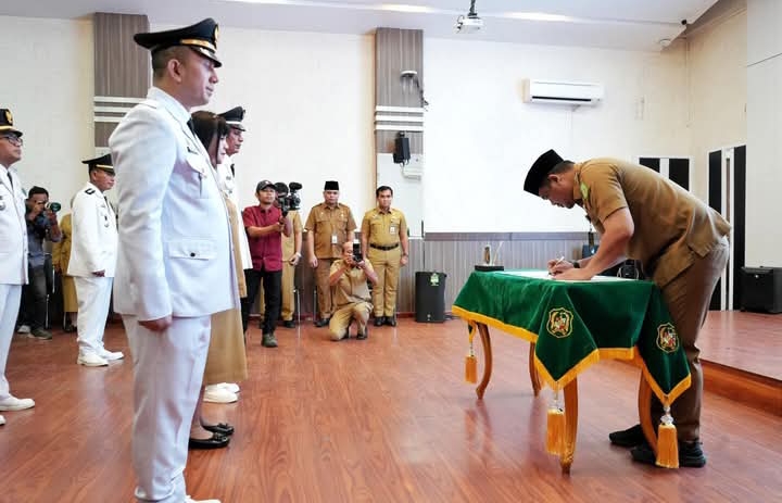 Foto: Wali Kota Medan Bobby Nasution melantik sebanyak 54 orang Pejabat Administrator dan Pengawas dilingkungan Pemko Medan, ( Istimewa ), Senin (2/12/2024).
