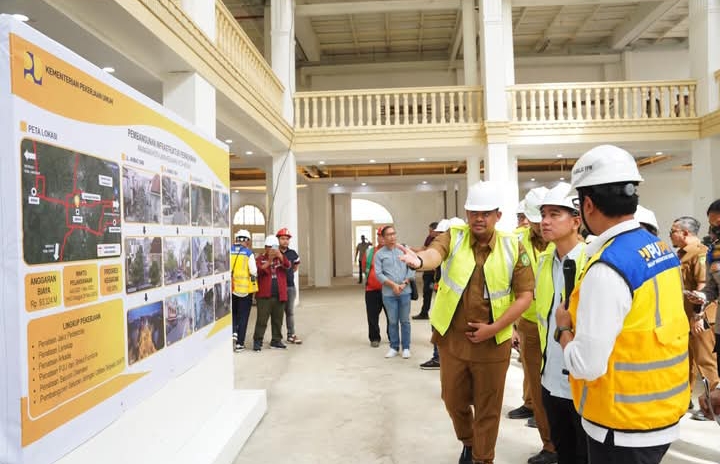 Wali Kota Medan Dampingi Wapres RI Gibran Rakabuming Raka Tinjau Revitalisasi Gedung Warenhuis di Kawasan, (Foto/youbenews.com) Senin (23/12/2024)