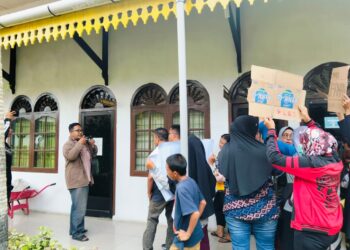 Warga Datangi Kantor Camat Medan Amplas Terkait Kecurangan Pemilihan Kepling