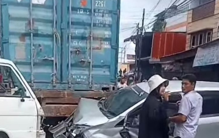Gagal Menanjak di Jembatan Truk Kontainer Tabrak 3 Mobil