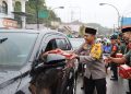 Wujud Sinergitas dan Kepedulian : TNI – POLRI Bagikan 1000 Takjil