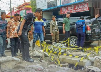 Wali Kota Medan Tinjau Jalan Rusak di Depan Pasar Sunggal