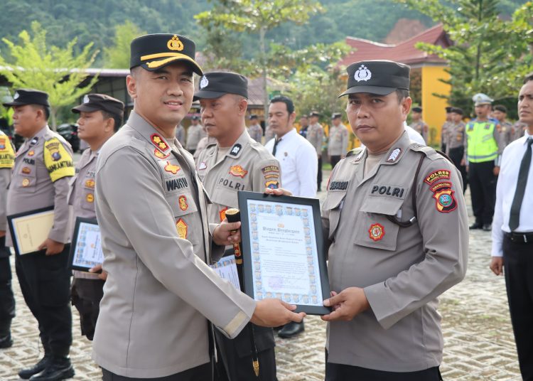 Kapolres Tapteng Beri Penghargaan Kepada 12 Personel Berprestasi & Berdedikasi