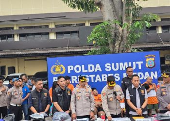 Kapolrestabes Medan Kombes Pol Gidion Arif Setyawan didampingi Waka AKBP Rudi Silaen, Kasat Reskrim AKBP Bayu Putro Wijayanto dan Kanit Resmob Iptu Eko Sanjaya memaparkan keberhasilan anggota mengungkap kasus maling motor dan jambret di wilayah hukum Polrestabes Medan, Kamis (19/6/2025).