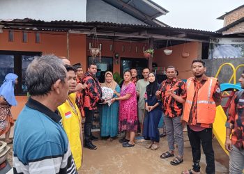 Ketua PAC Pemuda Pancasila ( PP ) medan polonia Rommy Van Boy Beri Bantuan Sembako ke warga terdampak banjir