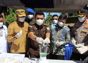 Kejari Madina Musnahkan 34 Kg Ganja dan 1,6 Juta Batang Rokok Ilegal!