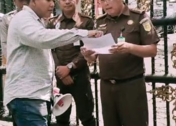 Puluhan mahasiswa yang tergabung dalam Aliansi Mahasiswa Masyarakat Bersatu Sumatera Utara (ALMASAR-SUMUT) Menggelar Aksi Unjuk Rasa didepan Kejaksaan Tinggi Sumatera Utara (Kejatisu).