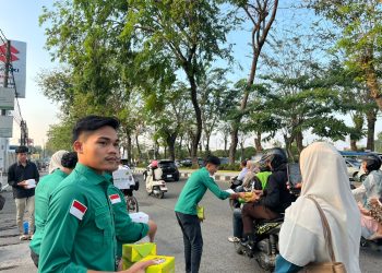 Jelang Berbuka Puasa Bersama, Plt Ketua PC HIMMAH Medan Berbagi Takjil ke Masyarakat Sekitar