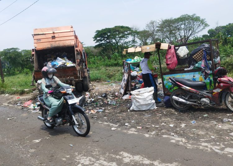 Timbunan Sampah di Kanal Titi Kuning Meluap, Camat Medan Johor Usulkan Penanganan Terpadu