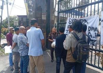 IPMPK( Ikatan Pemuda dan Masyarakat Peduli Keadilan) menggelar aksi unjuk rasa di Kantor Kejaksaan Tinggi Sumatera Utara Dugaan Camat Barumun Tengah Membiarkan Dana Desa Ketahanan Pangan Tidak Direalisasikan Oleh Desa.