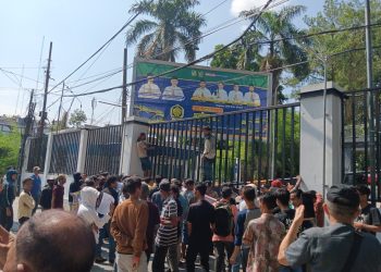 Kabid Satpol PP “ALBENA” diduga bertindak arogan, Masa Aksi dan Satpol PP Keos Di Kantor walikota Medan