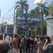 Kabid Satpol PP “ALBENA” diduga bertindak arogan, Masa Aksi dan Satpol PP Keos Di Kantor walikota Medan