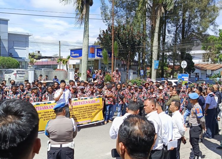 Kasus Penyerangan Kantor Markas Cabang Lasakar Merah Putih ( LMP ) kabupaten Karo Mandek Hampir Setahun, Ratusan Massa Geruduk Polres Tuntut Keadilan