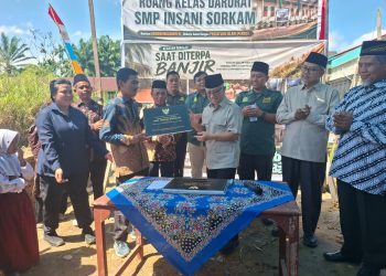 Wamendikdasmen Tinjau Pembangunan Ruang Kelas Darurat SMP Insani Sorkam, Dorong Percepatan Pembangunan Gedung Permanen