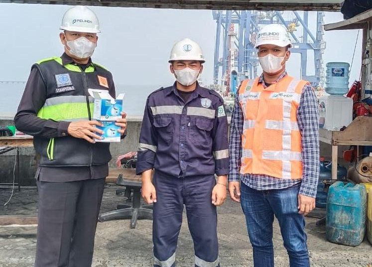Antisipasi Kabut Asap Karhutla, PT Prima Multi Terminal Bagikan Masker kepada Pegawai